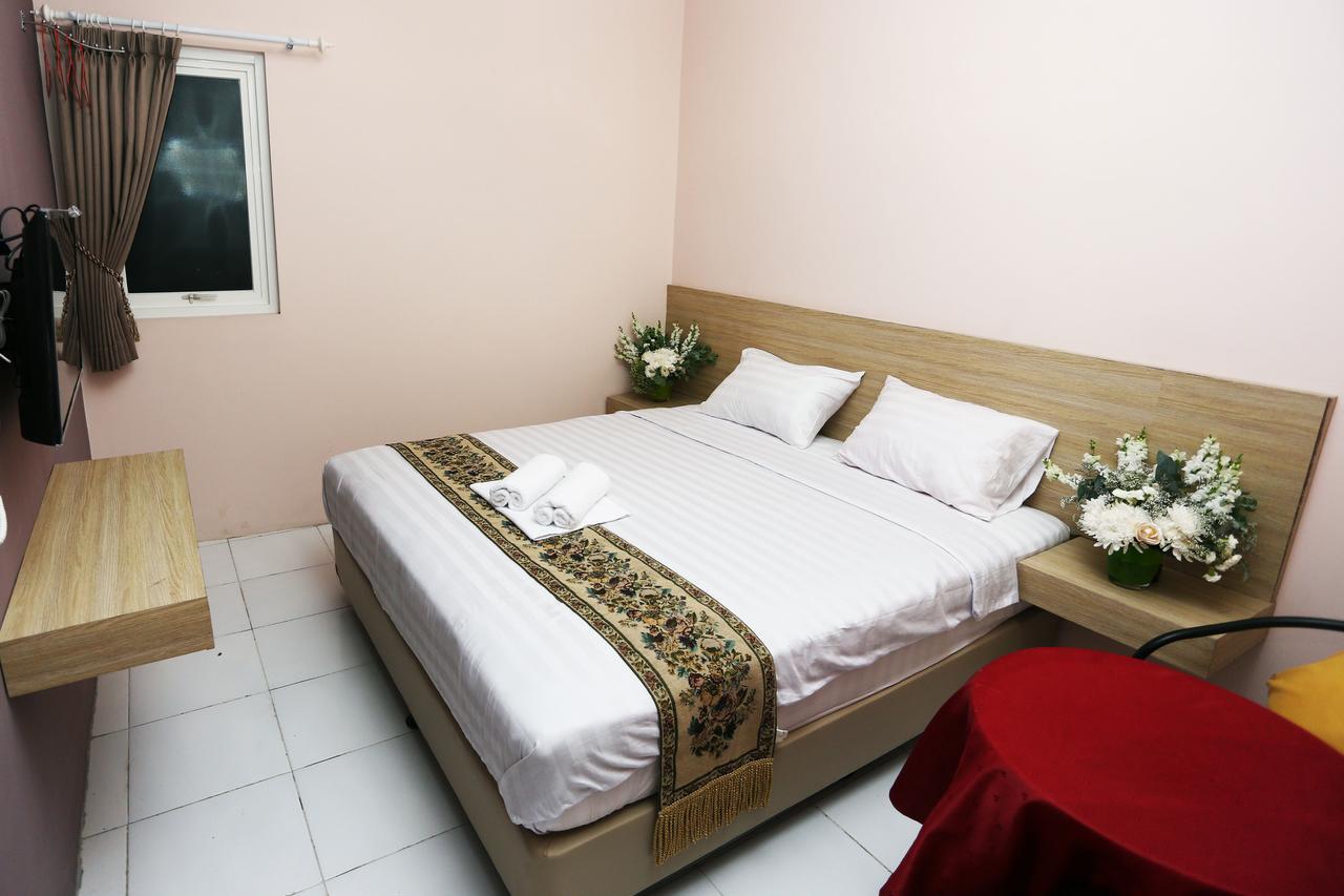C.Stone Hotel Surabaya Buitenkant foto