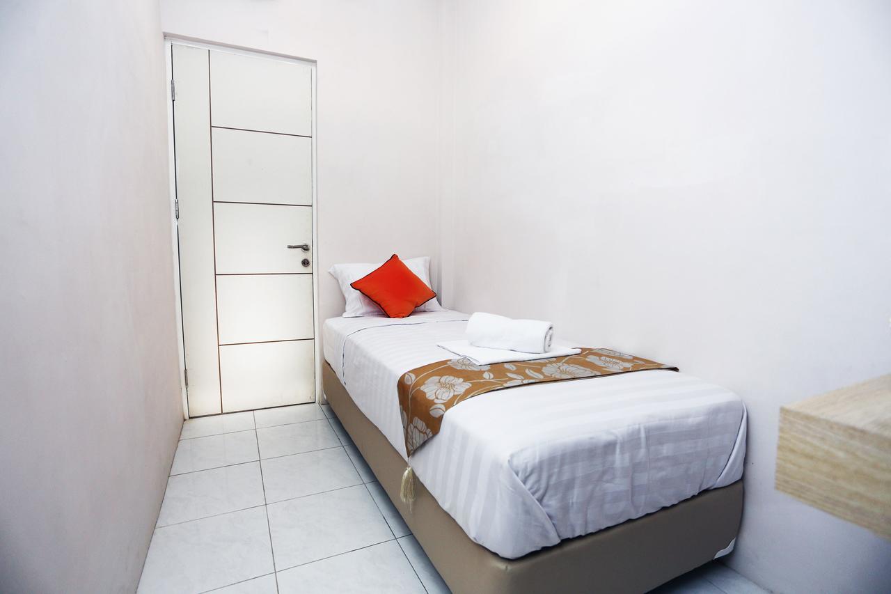 C.Stone Hotel Surabaya Buitenkant foto