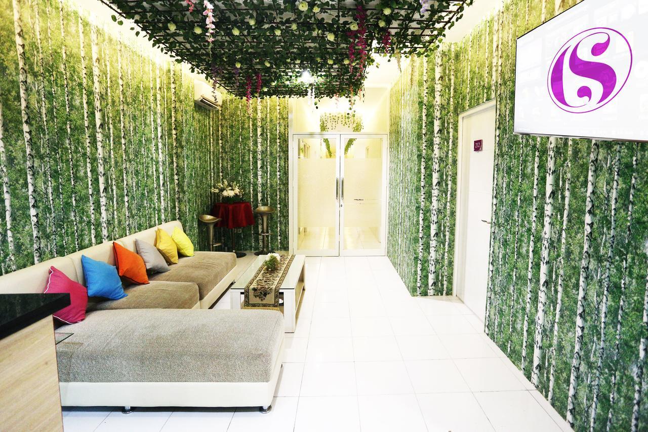 C.Stone Hotel Surabaya Buitenkant foto