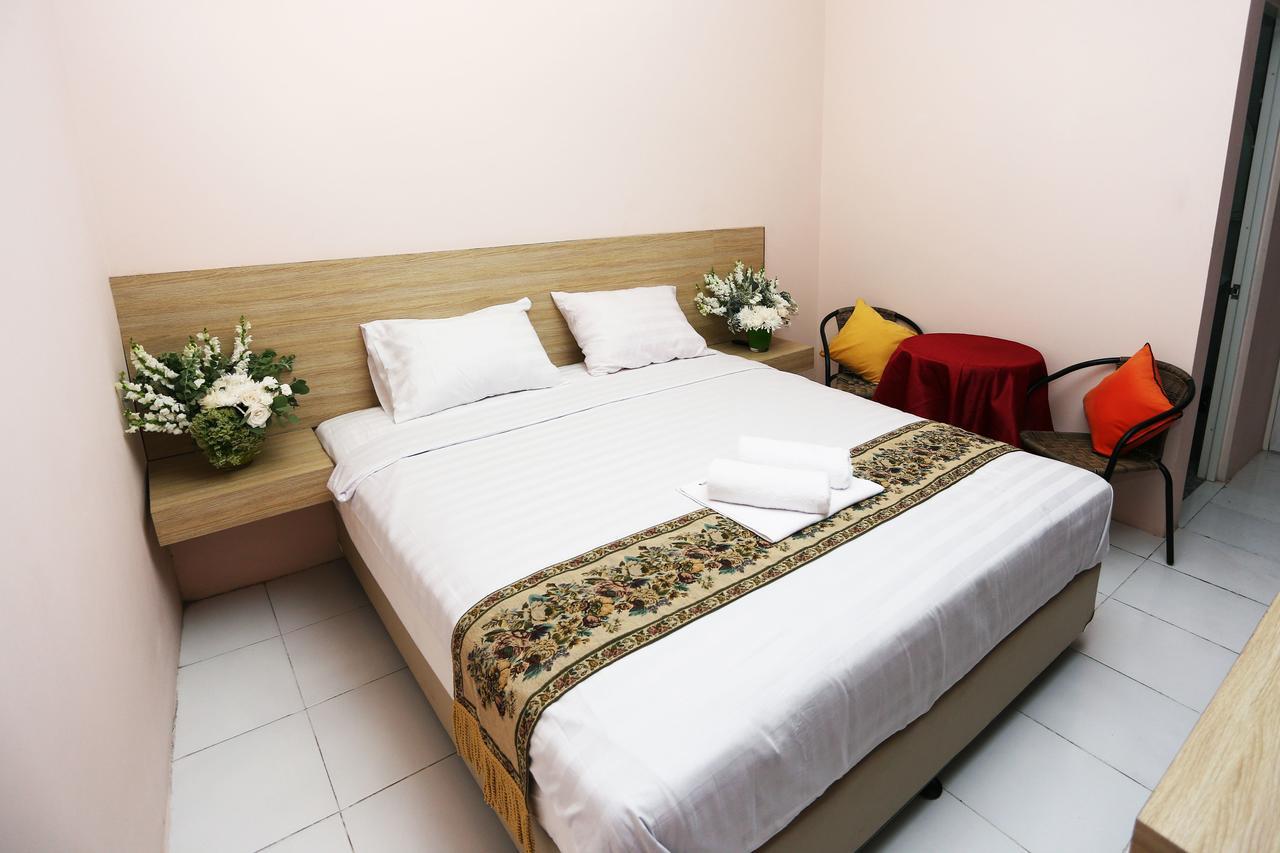 C.Stone Hotel Surabaya Buitenkant foto
